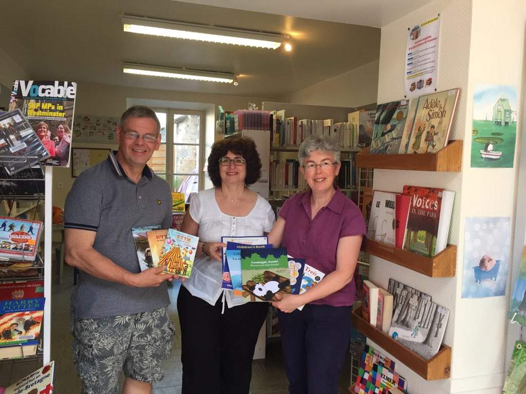 Bilingual reading books presented by Barby Twinning Association to schools in Barby and Vulaines sur Seine 